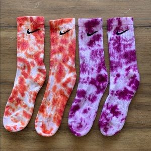 2 pairs of Nike socks